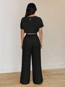 Conjunto de dos piezas con top corto de manga murciélago y pantalones con cordón en la cintura, de tela texturizada.Conjunto de dos piezas casual, cómodo y para tallas altas para mujeres. - Negro - Ver 2