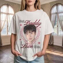 K-Pop T-Shirt, "But Dad, I Love You," Valentine's Day Design Tee. Women's Casual T-Shirts: A Collection That Includes Casual Tees, Tops, And T-Shirts Ideal For Everyday Wear. Made With Lightweight And Breathable Fabrics, These Garments Feature A Vintage-Inspired Aesthetic, Making Them A Great Choice For Both College Life And Everyday Outfits. The Designs Are Charming And Pretty, With A Comfortable And Flattering Cut. Thanks To Their Classic Style, Soft-To-The-Touch Fabrics, And Pleasant Feel Against The Skin, These Garments Have A Distinctive Mexican-Inspired Flair. - 白色 - 查看 7