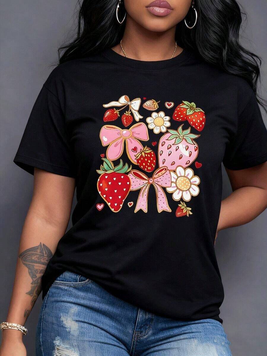 Red And Pink Strawberries With Small Hearts And Ribbons Symbolize Sweetness, Tenderness, Love, And Positive Energy, Alongside White Flowers That Convey Purity, Happiness, And Daily Joy. Women's T-Shirt, 100% Cotton, Soft And Comfortable To The Touch, Ideal For Casual And Cheerful Wear. Casual Short Sleeves. - 黑色 - 查看 1