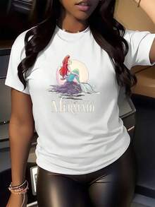 A Red-Haired Mermaid Gazing At The Horizon Under The Moonlight Symbolizes Freedom, Dreams, And A Connection To The Sea. This Women's Casual T-Shirt Is Comfortable And Perfect For Everyday Wear. - 白色 - 查看 2