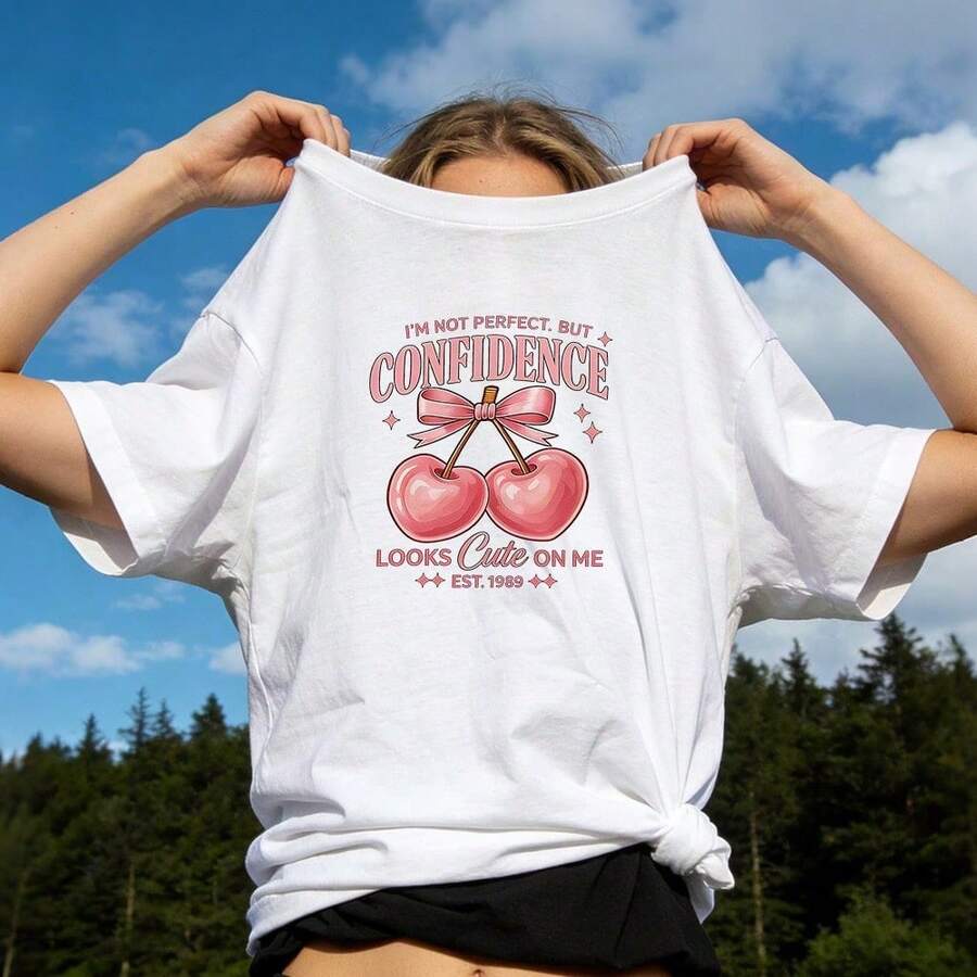 Women's Summer Clothing, Soft And Casual Cotton T-Shirt With Round Neck, Pink Cherry Bow Print With The Phrase "I'm Not Perfect, But Confidence Looks Good On Me". White Color. - 白色 - 查看 1
