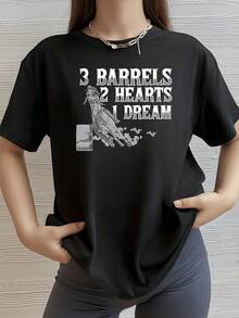 Figura de una jinete galopando con energía y valentía junto a tres barriles en una competencia que simboliza fuerza pasión y sueños compartidos camiseta de mujer casual urbana cómoda para uso diario - Negro - Ver 1