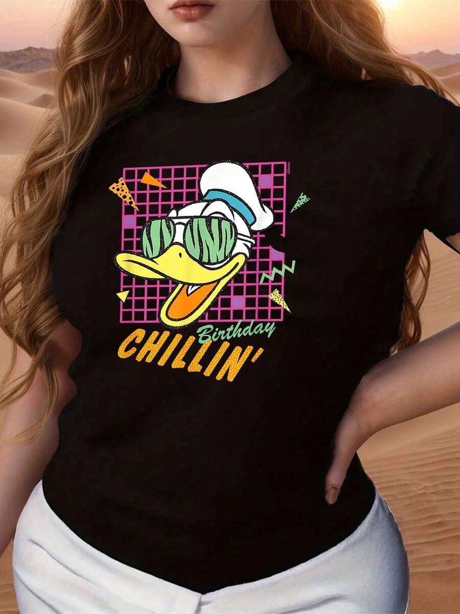A Duck Wearing Sunglasses And A White Hat Smiles Against A Colorful Geometric Background, Conveying A Fun, Modern, And Relaxed Energy-Perfect For Expressing A Cheerful Attitude And Youthful Humor. (Women's T-Shirt) - 黑色 - 查看 1