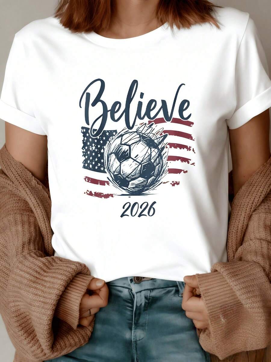 A Flag With Patriotic Colors Behind A Soccer Ball Symbolizes Passion, Hope, And Sporting Unity On The Road To 2026. A Comfortable, Casual Women's T-Shirt For Everyday Wear. - 白色 - 查看 1