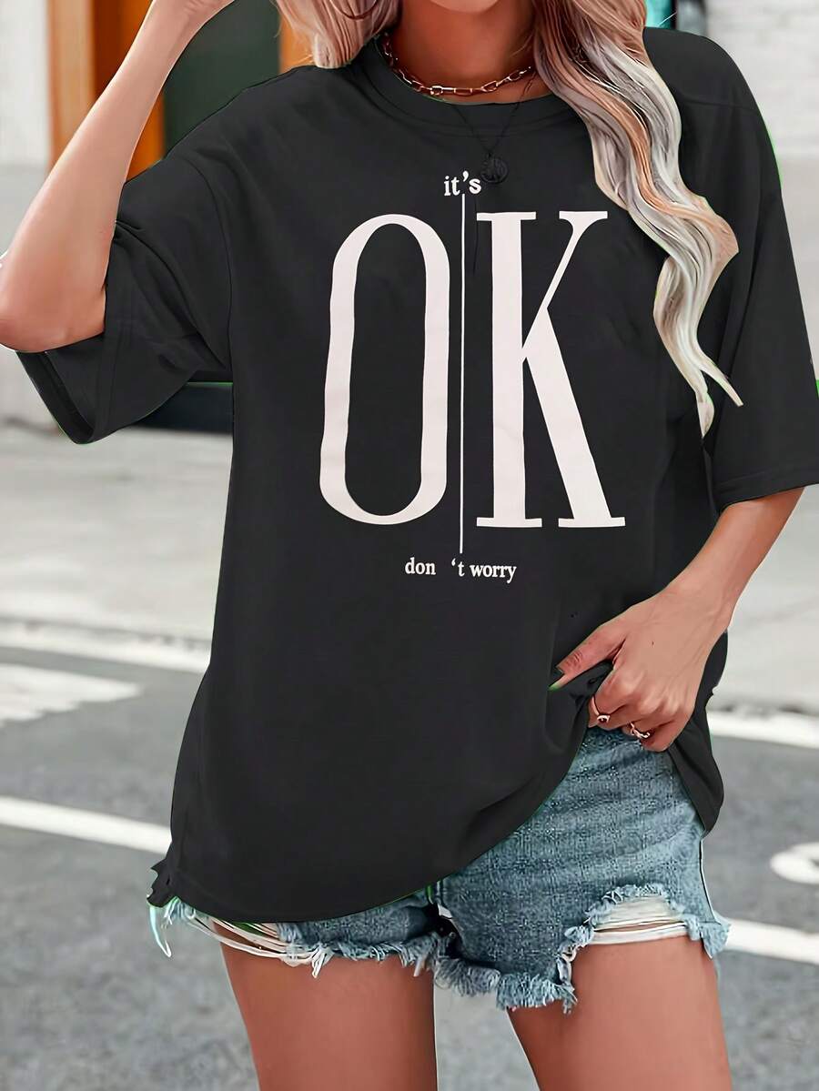 Comfortable Print. Inspirational Plus-Size Women's T-Shirt With The Phrase "It's Okay" - Black With White Lettering, Crew Neck, Casual And Stylish, Machine Washable For Year-Round Comfort, Versatile Design, Easy-Care Fabric. Simple And Casual Summer T-Shirt. - 黑色 - 查看 1