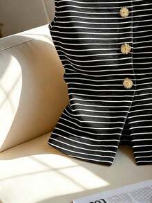 Elegante y versátil top de punto a rayas, apropiado para ir a la oficina, salir de fiesta o uso casual.Cuello redondo, sin mangas, con decoración de botones metálicos. - Negro - Ver 4