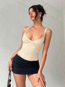 Camiseta ajustada de mujer con cuello en pico profundo, encaje burdeos y parches - Beis - Ver 6