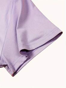 Highway Beauty: El encanto de las mujeres vintage en la polvorienta carretera - Una camiseta deportiva vibrante para la moda y el ocio femenino - Cómoda camiseta de manga corta con cuello redondo para todas las estaciones - Morado - Ver 5