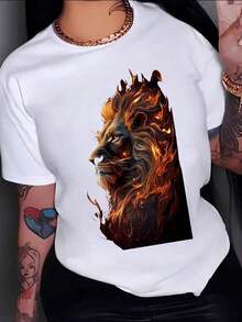 Cabeza de león envuelta en fuego que simboliza fuerza interior y valentía ardiente inspirando poder femenino camiseta para mujer 100% algodón suave y cómoda - blanco - Ver 1