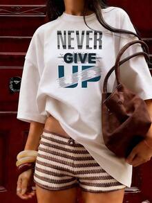 "NEVER GIVE UP" T-Shirt In A Dynamic Style.  Short-Sleeved T-Shirt For Spring And Summer 2026, Made In Mexico, 180 Grams. Cartoon Print, Couple Design, Suitable For Indoor Or Outdoor Wear. Crew Neck, Unisex, Ideal For The Office And Leisure. One-Pack. - WH-P631577SLNDXZGY527 - 查看 3