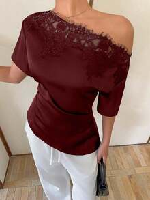 Elegante blusa de satén negro con escote asimétrico en el hombro y ribete de encaje.Esta camiseta de manga corta y bajo asimétrico presenta una silueta estilizadora y favorecedora, convirtiéndola en una opción elegante y versátil tanto para el - Burdeos - Ver 4