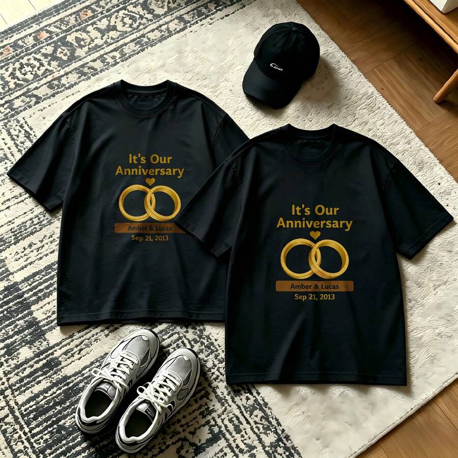 2-Piece Couple Matching Pattern T-Shirt, 100% Cotton, Loose Fit, Soft And Breathable, Casual Round Neck Short Sleeved Top It's Our Anniversary Two Golden Rings Names And Date Versatile Patterns No Picky Combinations Coordinated Dating Casual Travel Simple And Cartoonish Printing Styles High - 黑色 - 查看 1