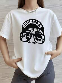 El estampado muestra un rostro creativo con gafas grandes y una gorra con la palabra Brooklyn que simboliza una actitud urbana audaz y moderna llena de energía y confianza camiseta de mujer casual cómoda para uso diario - Blanco - Ver 8