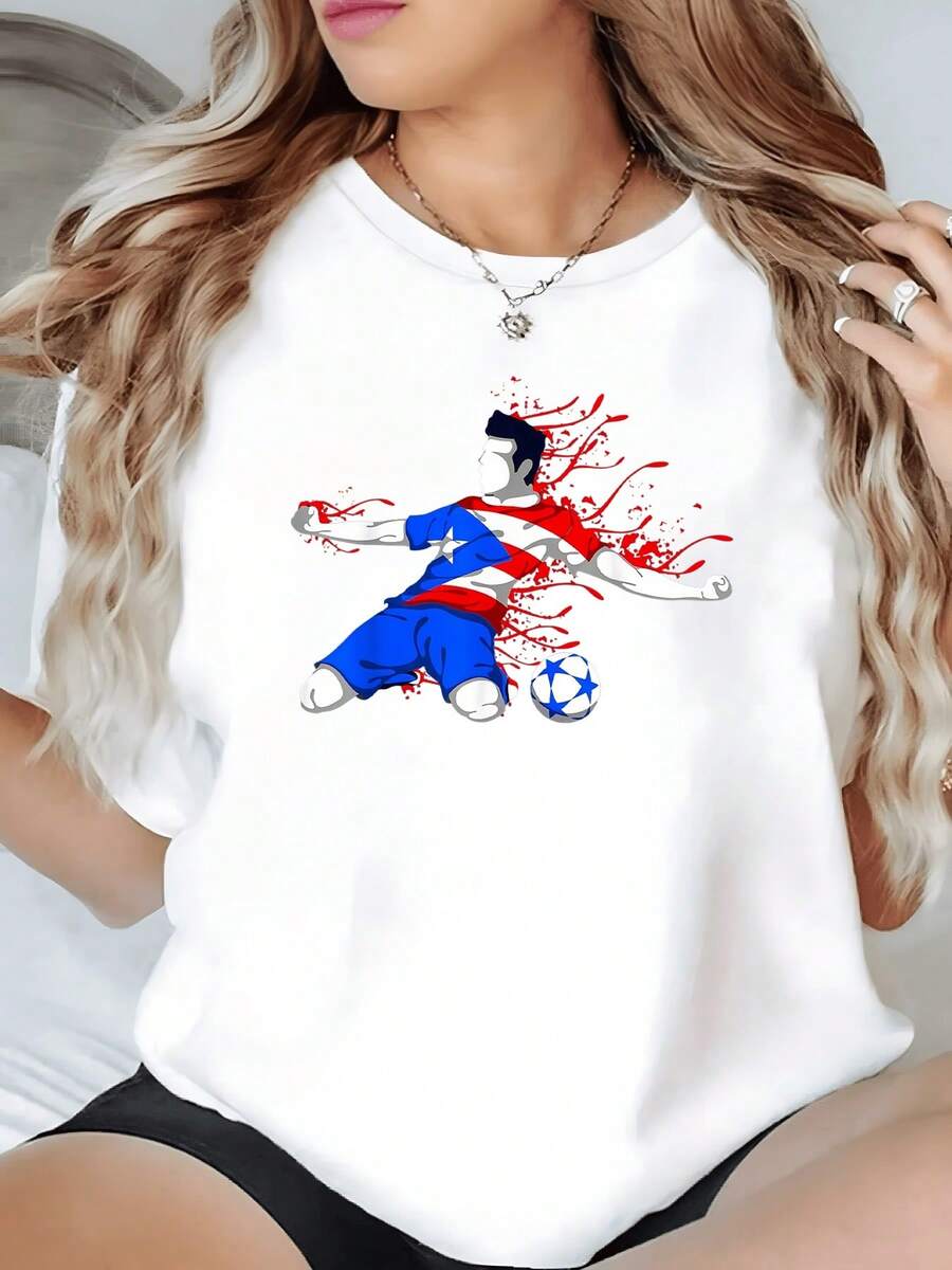 Jugador de fútbol en movimiento mostrando fuerza y pasión con colores rojo azul y blanco que expresan energía y amor por el deporte camiseta de mujer casual moderna y cómoda - Blanco - Ver 1