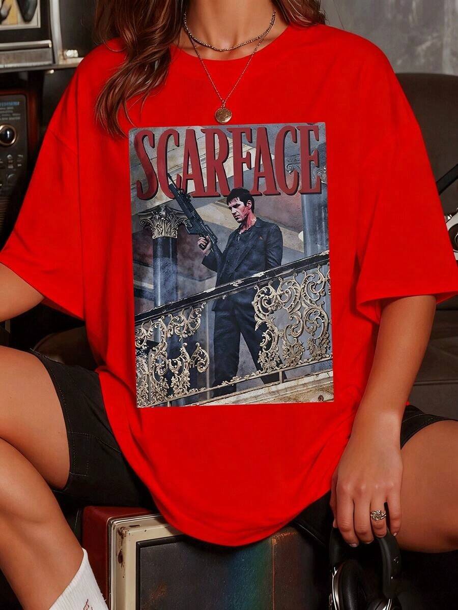 SimpieAndVersatileDesignLa imagen del icónico Tony Montana de representa la ambición inquebrantable y el poder su figura desafiante con un arma en un balcón ornamentado evoca un legado cinematográfico inolvidable Camiseta de mujerCottonT-Shirt - Rojo - Ver 1