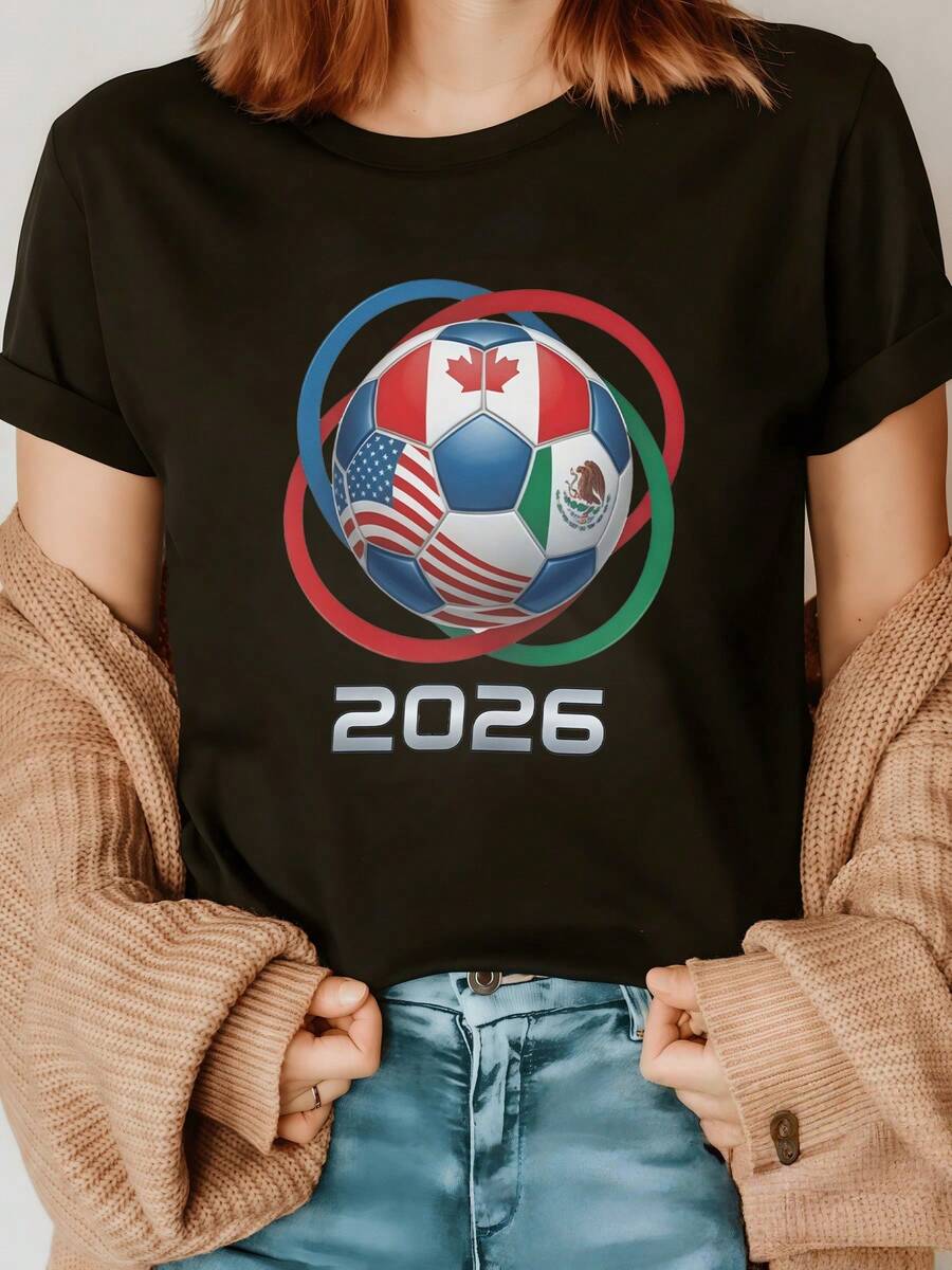 Soccer Ball With Flags Of Mexico, The United States, And Canada Symbolizing Sporting Unity Towards 2026, Ideal For Soccer Fans. Women's Casual, Modern, And Comfortable T-Shirt. - 黑色 - 查看 1