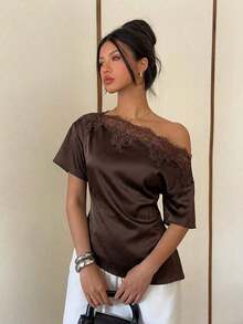 Elegante blusa de satén negro con escote asimétrico en el hombro y ribete de encaje.Esta camiseta de manga corta y bajo asimétrico presenta una silueta estilizadora y favorecedora, convirtiéndola en una opción elegante y versátil tanto para el - Marrón - Ver 6