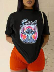 Dibujo de un tierno personaje azul sentado bajo un cielo colorido con estrellas y luna creando una sensación de fantasía y ternura camiseta de mujer cómoda y casual  perfecta para uso diario - Negro - Ver 2