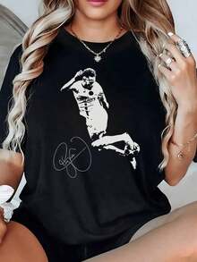 Figura de un futbolista celebrando un gol con energía simbolizando la pasión por el fútbol y el espíritu del Mundial camiseta de mujer casual cómoda para fanáticas del deporte - Negro - Ver 8