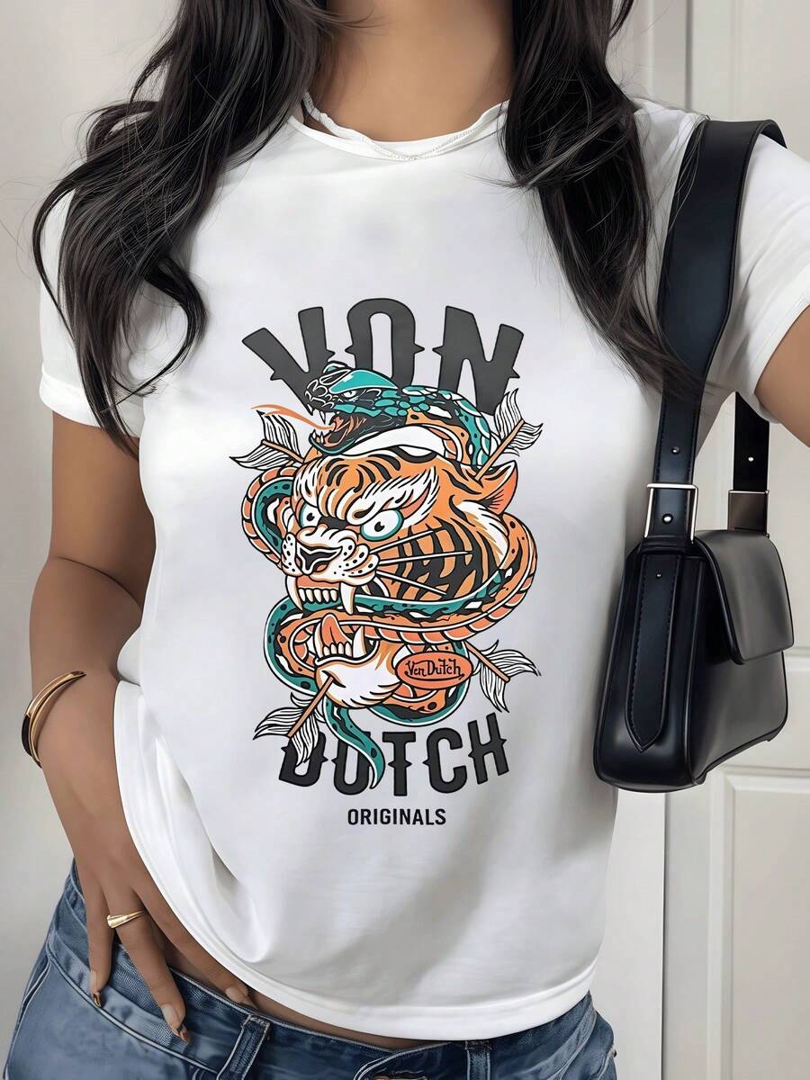 Tigre feroz rodeado por una serpiente verde que simboliza la lucha interior y la fuerza del espíritu con colores vibrantes que evocan energía poder y libertad camiseta de mujer casual moderna para uso diario - Blanco - Ver 1