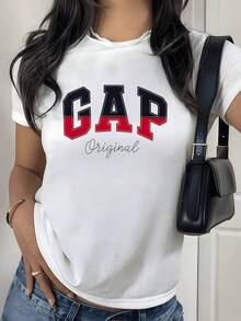 Letras grandes en colores rojo y negro que simbolizan energía y confianza con tipografía moderna que resalta el orgullo personal y un toque urbano camiseta de mujer casual elegante diaria - Blanco - Ver 1