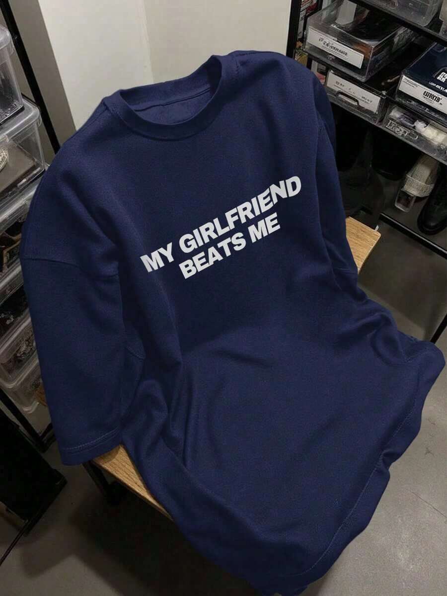 Camiseta Unisex Divertida "Mi Novia Me Golpeó" de Manfinity Dauomo para Hombre, Camiseta Humorística sobre Relaciones, Regalo para Novio, Camiseta con Diseño Creativo, Camiseta de Broma, Corte Holgado, Estilo Casual Minimalista, Manga Corta, Cuello Redondo - Azul Marino - Ver 1
