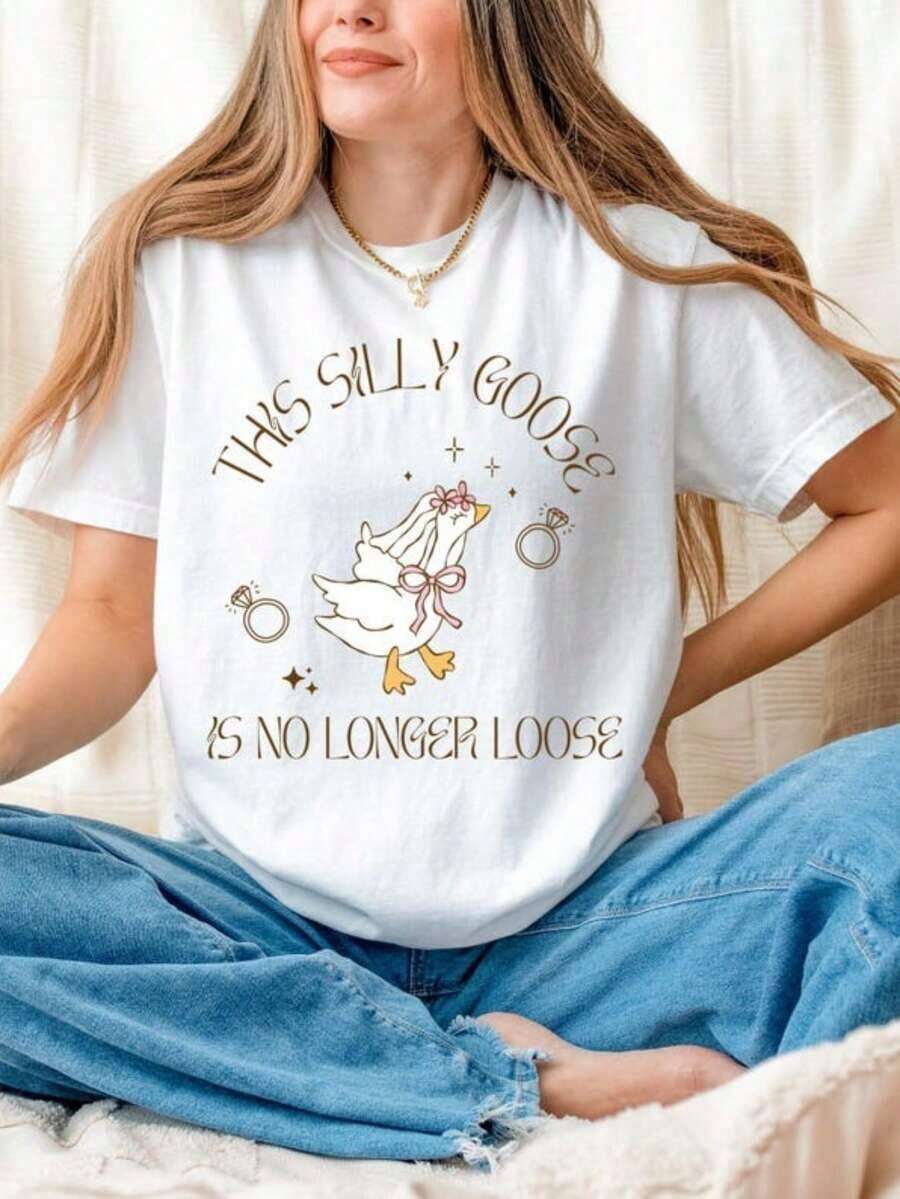 Silly Goose Bridal T-Shirt, Silly Goose Is No Longer Loose, Gift For The Bride-To-Be, Silly Goose T-Shirt, Funny Engagement Gifts, Gift T-Shirt For The Bride, 100% Cotton Short Sleeve T-Shirt, Classic Style, Thick Cotton, Graphic Print, Casual Short Sleeve Top For Women. - 白色 - 查看 1