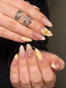 Adicione um toque de romance com 24 unhas postiças em formato de amêndoa, com efeito 3D de estrela ondulada, pérolas douradas e padrão de concha, na cor amarelo manteiga com efeito halo francês. Cobertura total. Ideal para mulheres e meninas. Inclui 1 cartela de adesivos e 1 mini lixa. Perfeitas para festas de verão, trabalho e uso diário. A cola em gel é enviada aleatoriamente. - Multicolorido - Ver 1
