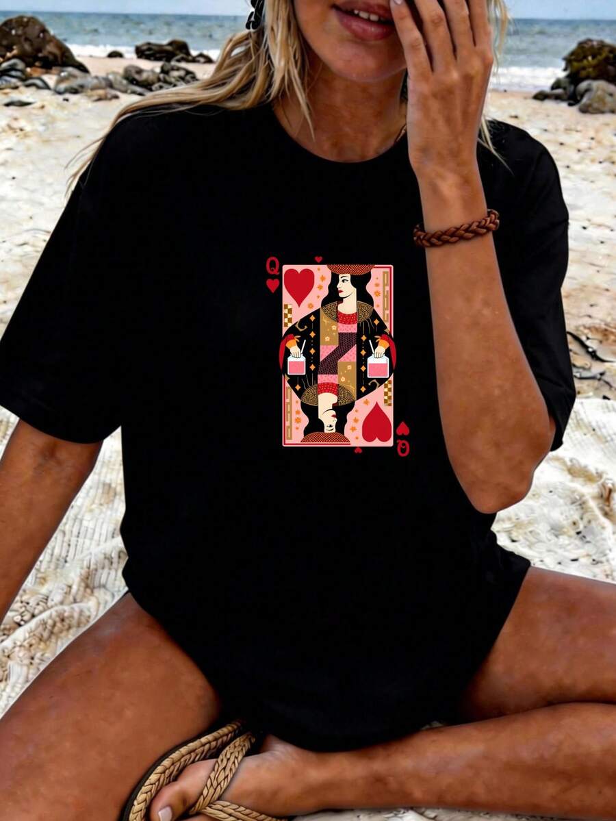 Women's T-Shirt: This Women's Short-Sleeved Printed T-Shirt Is Comfortable, Stylish, And Casual, Making It Suitable For Everyday Wear. It Features A Print Of A Queen And A Red Heart Playing Card, Depicting A Woman Holding A Drink. Women's T-Shirts. - 黑色 - 查看 1