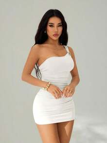 Vestido de un hombro con falda de cola de pez fruncida, decoración de broche de color dorado, vestido de invitada de boda de otoño, vestido de fiesta - Blanco - Ver 5