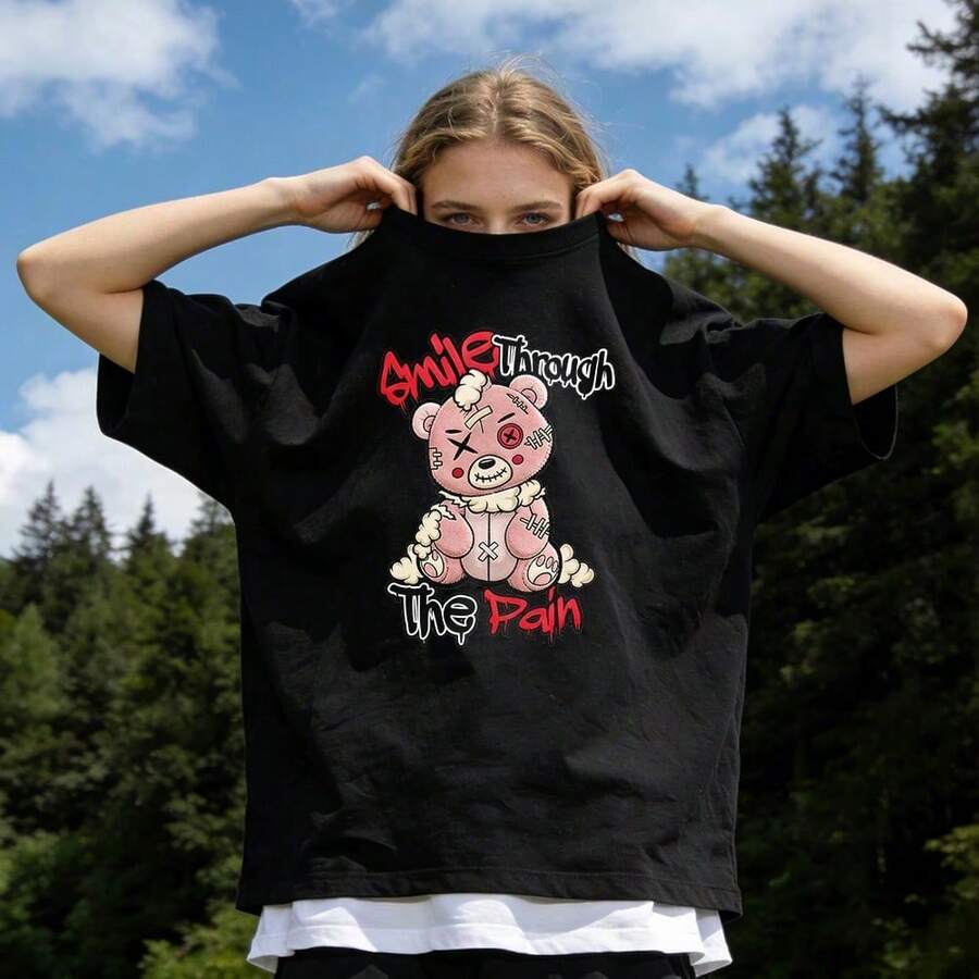 Women's Summer Clothing, Soft And Casual Cotton T-Shirt With Round Neck, Printed With The Phrase "Smile Through The Pain", Pink Bear With Patchwork Stitching And Graffiti Style Print Pattern. White Color. - 黑色 - 查看 1