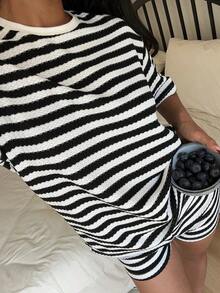 2026   Set de 2 piezas de outfit casual de camiseta de manga corta a rayas negras y blancas con pantalones cortos - Marrón 3 - Ver 9