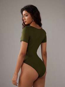 Body de mujer de unicolor de ajuste ceñido, cuello cuadrado minimalista, manga corta, versátil para uso diario - Verde militar - Ver 2