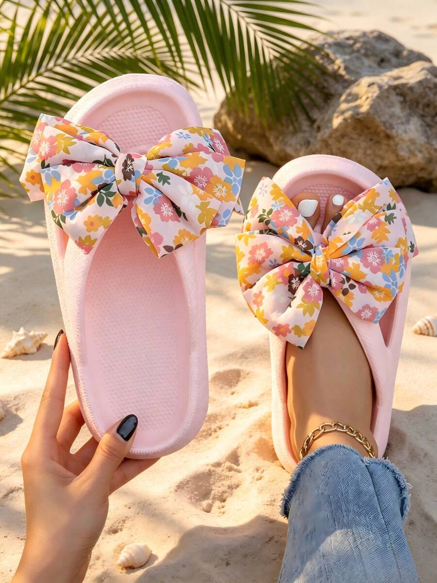 New Summer Women's Slip-On Sandals, Featuring Small Floral Bows And Soft Sole. Comfortable, Casual, Silent EVA Material Flip-Flops. Suitable For Beach, Seaside, Vacation And Travel. Can Be Worn Indoors And Outdoors. Available In Large Size. - 粉紅色(碎花) - 查看 1
