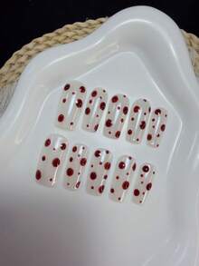 10片纯手工制作的极光白美甲贴片，带有红色波点细节，沙龙品质可重复使用假指甲 - 白色 - 查看 5