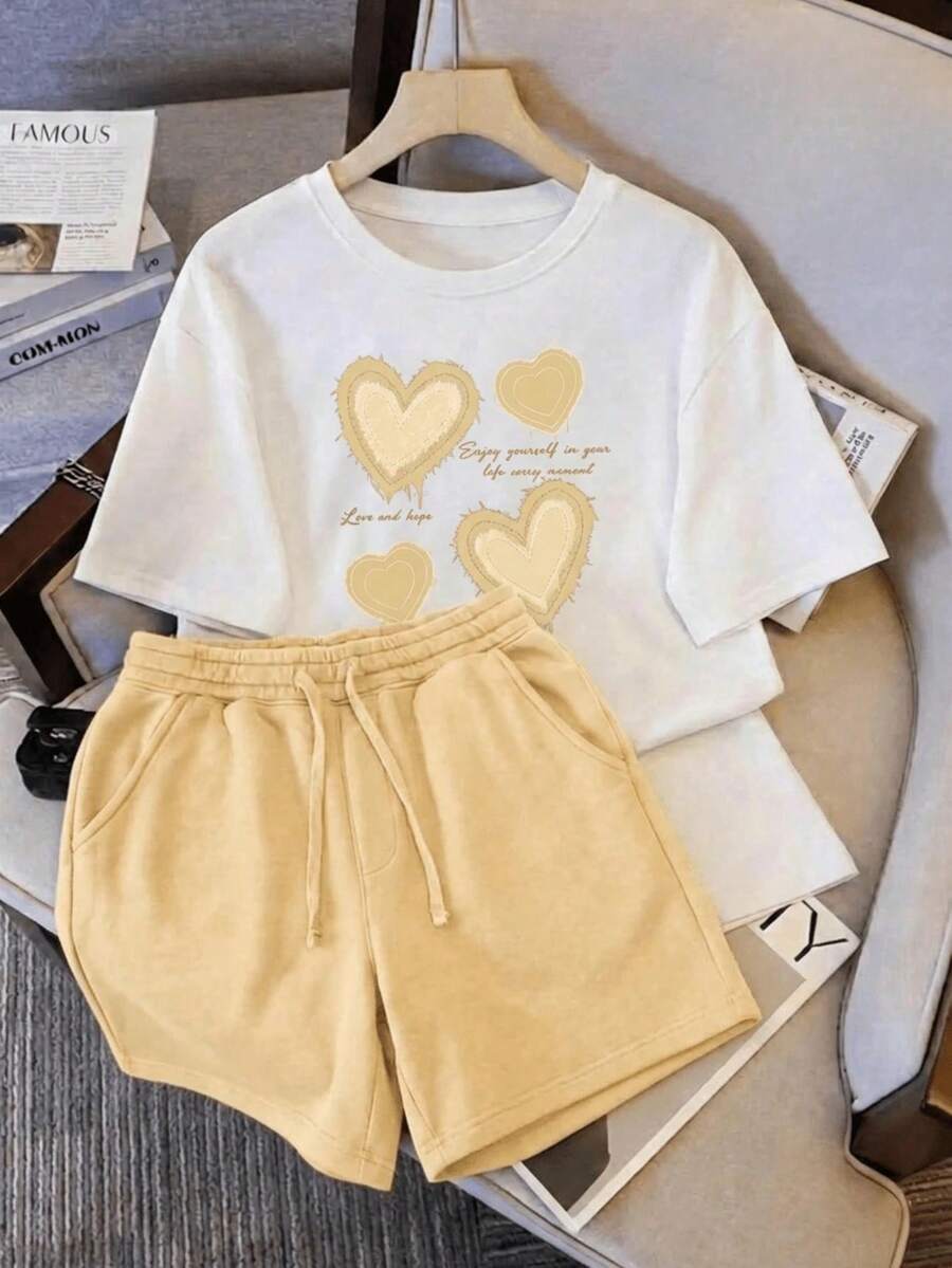 Una camiseta de manga corta para mujer con estilo retro americano, de diseño holgado y estampado (los pantalones son solo sugerencias de estilo). Este artículo sencillo y elegante presenta patrones de texto con temática tropical, siendo un elemento imprescindible para crear un estilo relajado de vacaciones. Es muy adecuado para ocasiones como el Día del Trabajo y el Día de la Independencia de México. La gruesa camiseta multicolor está hecha de 100% algodón con estampados modernos, y es adecuada tanto para hombres como para mujeres. Es un estilo completamente nuevo para primavera/verano/otoño, transpirable y cómodo, sencillo y versátil. - Blanco - Ver 1