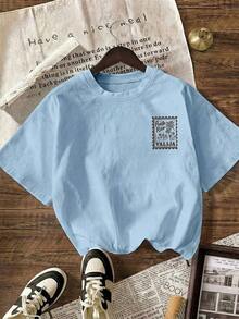 Camiseta casual de mujer con cuello redondo y manga corta, con un estampado gráfico de palmeras y cocoteros en el borde, ideal para vacaciones de primavera y verano. - azul cielo - Ver 3