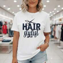 Camiseta gráfica de algodón para estilistas de cabello para mujer - Camiseta de manga corta con cuello redondo y estampado de tijeras, corte holgado informal para peluqueros, estampado de letras doradas, cómoda para uso diario, regalo perfecto para estilistas. Adecuada para primavera, verano y otoño. - Blanco - Ver 7