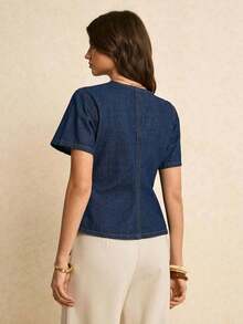 Blusa de mezclilla de uso diario versátil y casual con decoración metálica en escote en V para mujer - Azul lavado medio - Ver 2