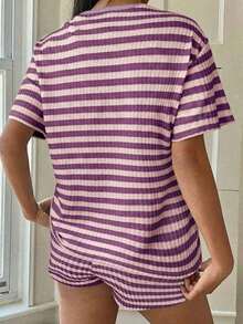 2026   Set de 2 piezas de outfit casual de camiseta de manga corta a rayas negras y blancas con pantalones cortos - Lila Púrpura - Ver 2