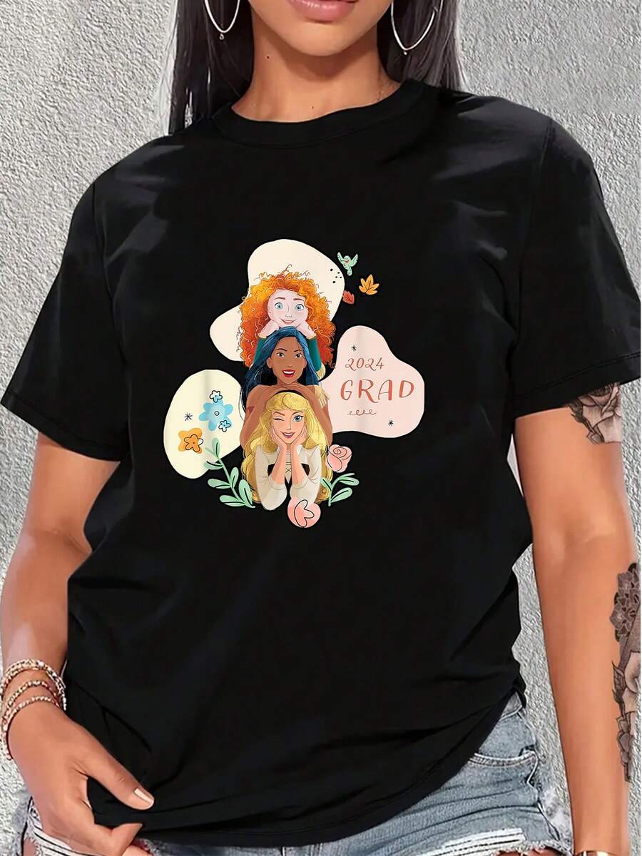 Ilustración de dos chicas abrazadas celebrando la graduación con flores coloridas y símbolos de amistad y logro personal camiseta de mujer casual cómoda para uso diario y regalo especial - Negro - Ver 1