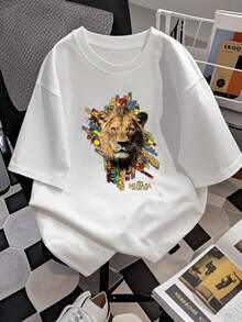León majestuoso que simboliza fuerza y liderazgo con detalles coloridos inspirados en la cultura africana y un estilo artístico vibrante lleno de energía y confianza camiseta de mujer  cómoda y casual perfecta para uso diario - Blanco - Ver 2
