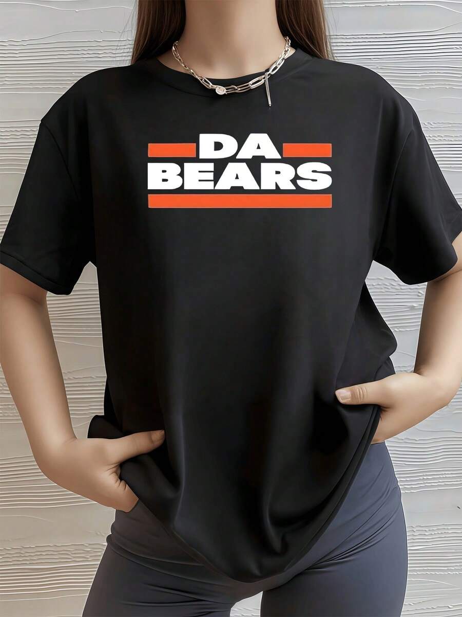 Frase audaz DA BEARS en letras blancas con líneas horizontales rojas transmitiendo fuerza energía y espíritu deportivo camiseta de mujer casual moderna cómoda para uso diario - Negro - Ver 1
