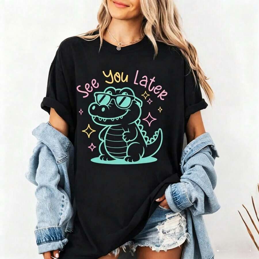 Camiseta Casual de Corte Holgado para Mujer con Estampado "See You Later Alligator", Transpirable y Cómoda, de Manga Corta y Cuello Redondo, con un Lindo Dibujo de Cocodrilo con Gafas de Sol, de Algodón Suave, Perfecta para Uso Diario y Estilo Urbano Divertido con Animales. - Negro - Ver 1