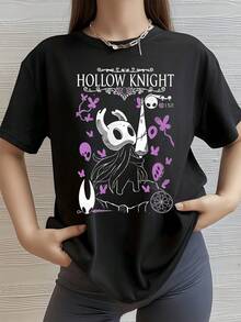 A Figure Of A Small Knight Surrounded By Purple Butterflies, Representing Inner Struggle And Light In The Darkness. A Modern, Casual Women's T-Shirt, Ideal For Everyday Wear, Comfortable And Original. - 黑色 - 查看 1