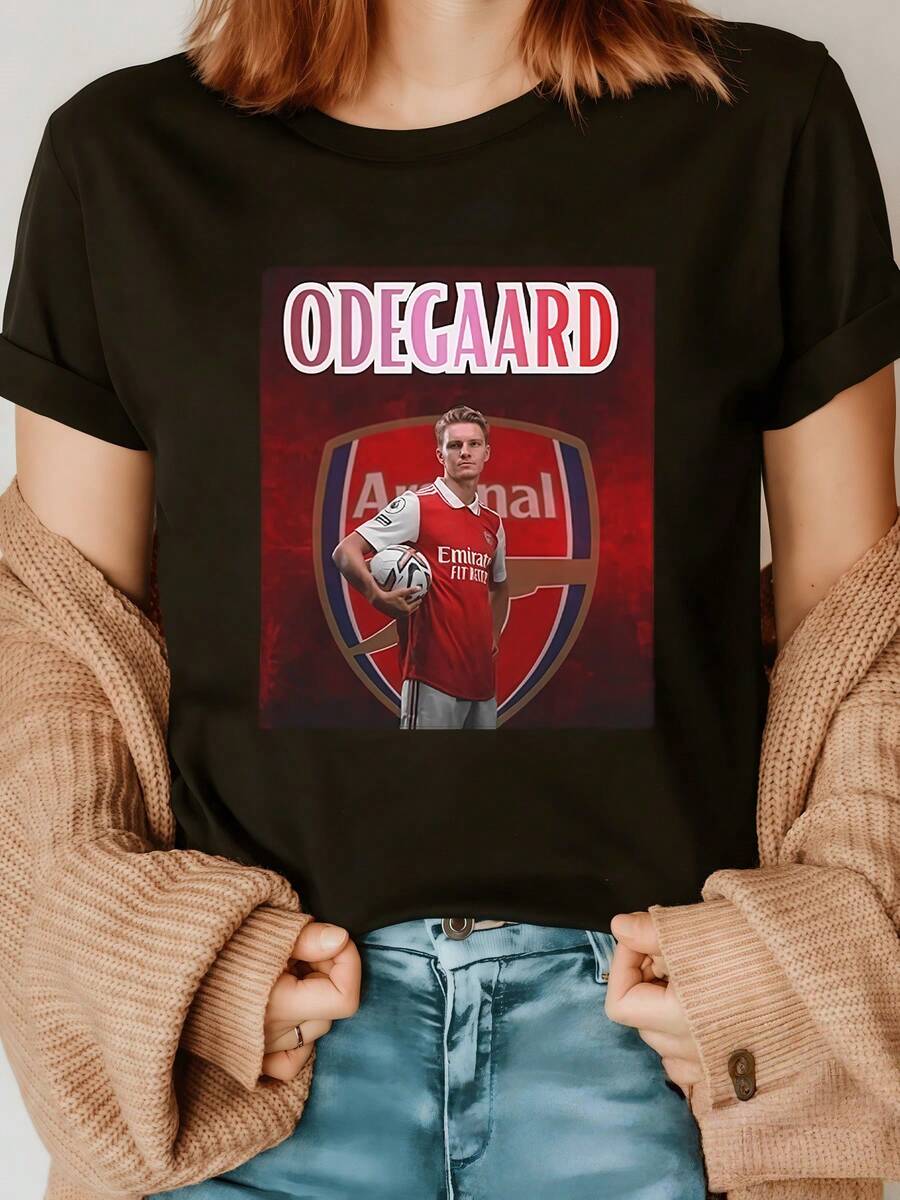 Red Shield With A Soccer Player Holding A Ball Conveys Passion For The Sport And Competitive Energy. Comfortable Casual Women's T-Shirt For Modern Soccer Fans. - 黑色 - 查看 1