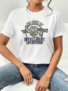 Gráfico divertido que muestra a un valiente explorador espacial levantando el puño con la frase humorística No sign of intelligent life anywhere" representando una actitud casual y sarcástica camiseta de mujer  cómoda y moderna para uso diario - Blanco - Ver 6