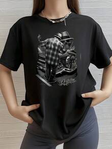 Image Showing A Man With A Hat In Front Of A Classic Car And A Skull Symbolizing Strength And Urban Memory Full Of Retro Nostalgia. Modern Casual Women's T-Shirt For Everyday Use - 黑色 - 查看 1