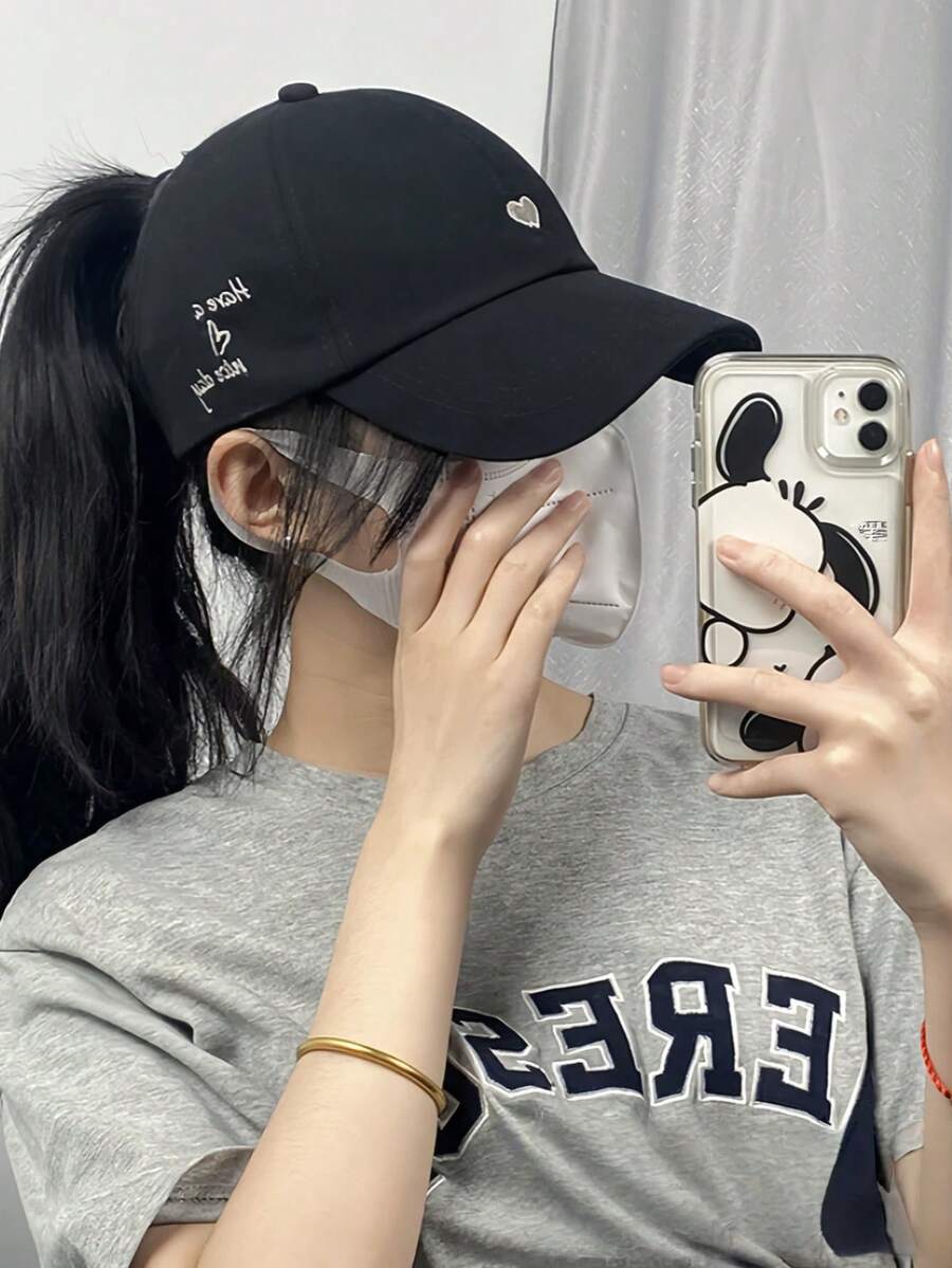 1件女款高馬尾棒球帽，愛心刺繡開頂遮陽帽，字母印花可調節軟棉遮陽帽，休閒戶外海灘旅行蓬鬆帽，女帽
