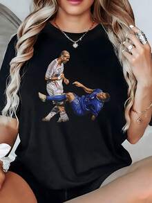 Impactful Moment In A Football Match That Reflects The Intensity, Determination And Emotion Of The Sport With Realistic Figures In Action. Women's Casual, Modern And Comfortable T-Shirt - 黑色 - 查看 1